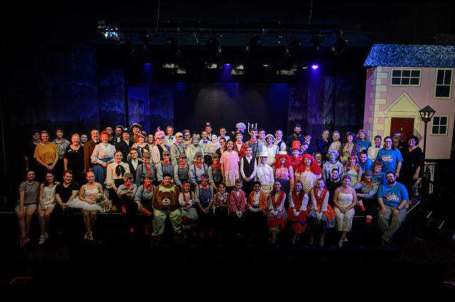mary poppins cast and crew photo