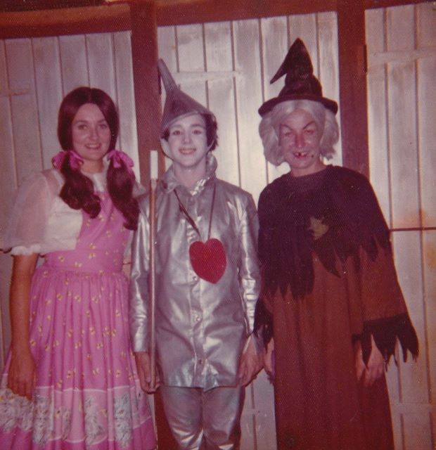 lyn greer as dorothy trevor green and maureen dye as the wicked witch of the west in the wizard of oz 1976